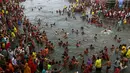 Umat Hindu berdoa sambil berdiri di sungai Godavari selama Festival Pitcher di Nashik, India, (28/8/2015). Ratusan ribu umat Hindu mengambil bagian dalam perayaan keagamaan yang diadakan setiap 12 tahun sekali. (REUTERS/Danish Siddiqui)