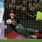 Kiper Barcelona, Marc-André ter Stegen manghalau tendangan penalti Sergio Aguero di leg kedua 16 besar Liga Champions di Stadion Camp Nou, Spanyol, Kamis (18/3/15). Barcelona menang 1-0 atas Manchester City. (Reuters/Gustau Nacarino)