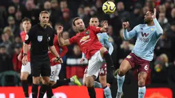 Gelandang Manchester United, Juan Mata, berebut bola dengan gelandang Aston Villa, Douglas Luiz, pada laga Premier League di Stadion Old Trafford, Manchester, Minggu (1/12). Kedua klub bermain imbang 2-2. (AFP/Oli Scarff)