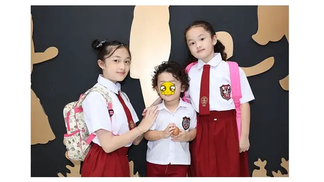 Pakai Seragam SD hingga SMA, Ini 6 Potret Kompak Keluarga Andhika Pratama