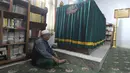 Warga berziarah di makam Habib Husein bin Abubakar Alaydrus di dalam Masjid Keramat Luar Batang, Penjaringan, Jakarta, Minggu (1/9/2019). Pada Tahun Baru Islam 1 Muharram 1441 H, Masjid Luar Batang dipadati peziarah dari berbagai kota di pulau Jawa. (merdeka.com/Arie Basuki)