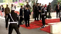 Presiden terpilih RI Prabowo Subianto tiba di lokasi sidang tahunan DPR 2024. Berdasarkan pantuan Liputan6.com, Jumat (16/10/2024), Prabowo tiba pukul 08.45 WIB dan mengenakan jas hitam dan kemeja berwarna biru muda. (Foto: Liputan6.com/Delvira Hutabarat).