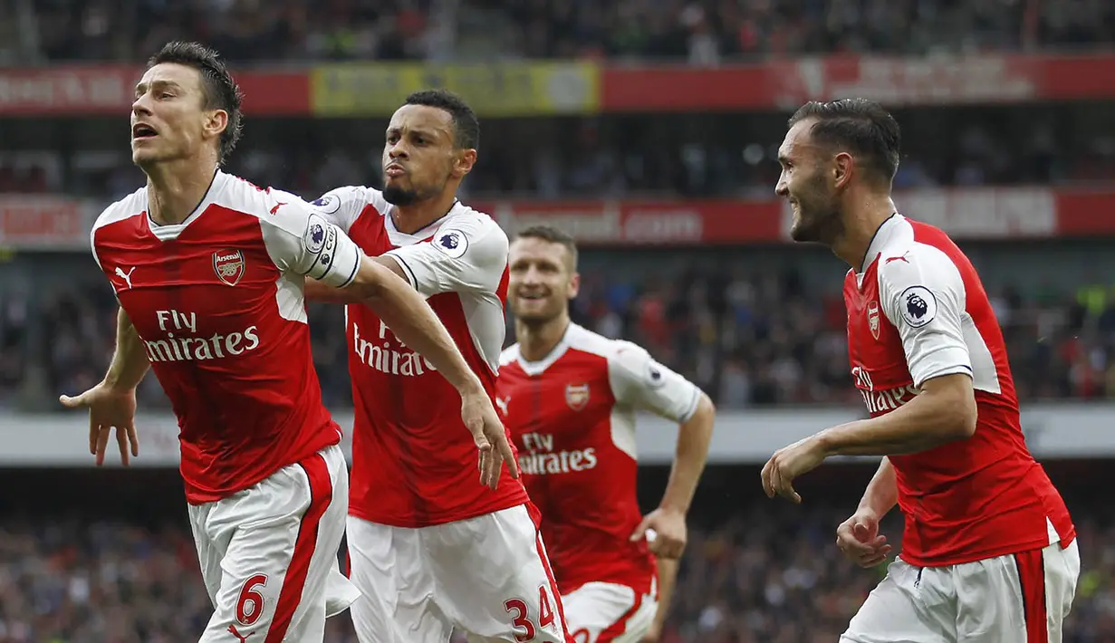 Bek Arsenal, Laurent Koscielny, merayakan gol yang dicetaknya ke gawang Southampton. Akhirnya The Gunners berhasil menyamakan kedudukan menjadi 1-1 pada menit ke-29. (AFP/Ikimages)