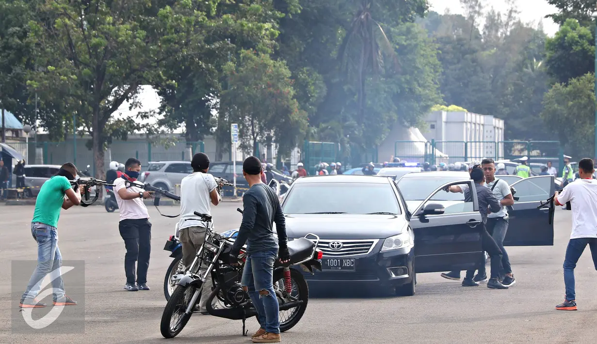 Aksi teroris diperagakan petugas saat di Senayan, Jakarta, Kamis (26/5). Simulasi tersebut digelar sebagai bentuk kesiapan petugas dalam menghadapi aksi terorisme. (Liputan6.com/Immanuel Antonius)
