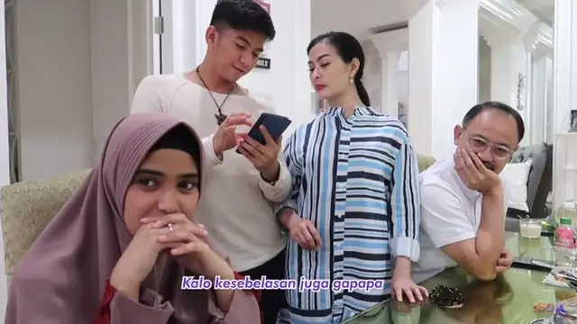 7 Potret Rizki D'Academy dan Istri Main ke Rumah Iis Dahlia, Disambut Bahagia