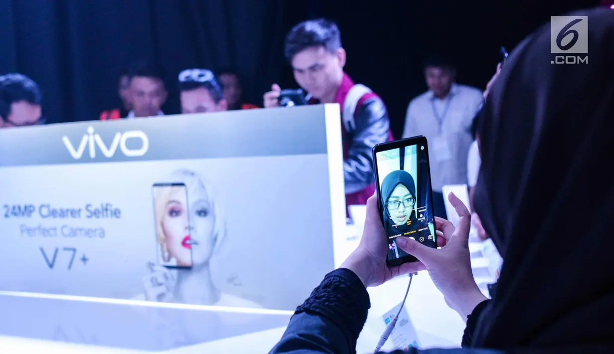 Pengunjung mencoba fitur selfie pada smartphone Vivo V7 Plus dalam grand launching VIVO V7 Plus, Jakarta, Kamis (28/9). VIVO V7 Plus memiliki kamera depan 24 megapixel dan full view display. (Liputan6.com/Faizal Fanani)