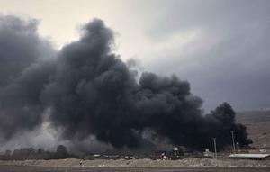 Tim pemadam kebakaran dan darurat Iran terus berjibaku memadamkan kobaran api akibat serangan tersebut. Tampak dalam foto, kepulan asap tebal membubung dari fasilitas penyimpanan minyak yang terkena serangan AS-Israel pada Sabtu 7 Maret 2026 malam di Teheran, Iran, Minggu 8 Maret 2026. (AP Photo/Vahid Salemi)