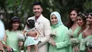 Saking berbahagianya, Chicco, sang pengantin laki-laki ini didampingi banyak wanita cantik selain istrinya. Para wanita bak bidadari itu, atau yang akrab disebut Bridemaids ini mengenakan balutan busana warna hijau. (Instagram/chicco.jerikho)