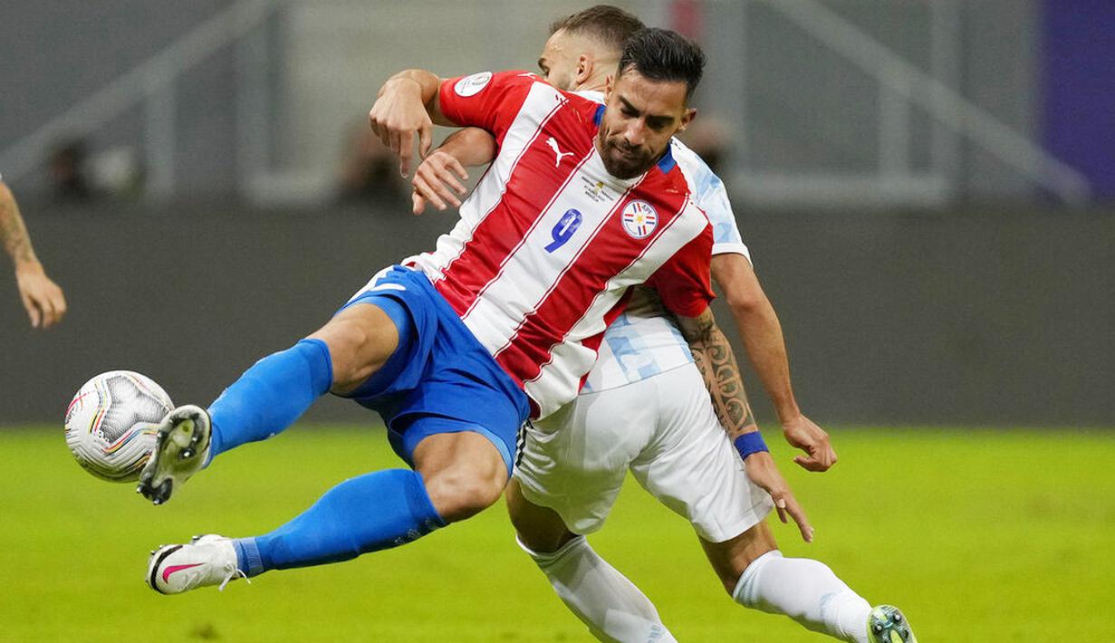Secara keseluruhan, Paraguay tercatat menguasai bola 57 persen, berbanding 43 persen yang dimiliki Tim Tango. Paraguay juga melakukan sepuluh percobaan mencetak gol, tetapi tujuh di antaranya dihalau dan hanya satu yang mengarah ke gawang.  (AP Photo/Ricardo Mazalan)
