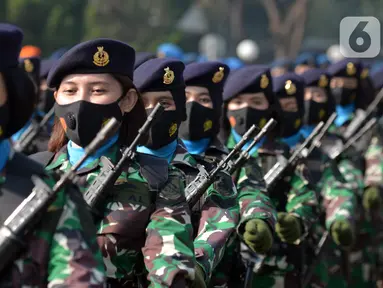 Prajurit wanita TNI saat apel bersama dalam rangka peringatan Hari Kartini 2021 di Mabes TNI, Cilangkap, Jakarta Timur, Rabu (21/4/2021). Sebanyak 240 prajurit wanita TNI dan 25 perwakilan dari PNS wanita mengikuti apel bersama ini. (merdeka.com/Imam Buhori)