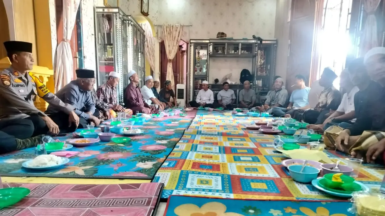 Makan bersama antara kepolisian dengan tokoh agama di Kabupaten Rokan Hulu.