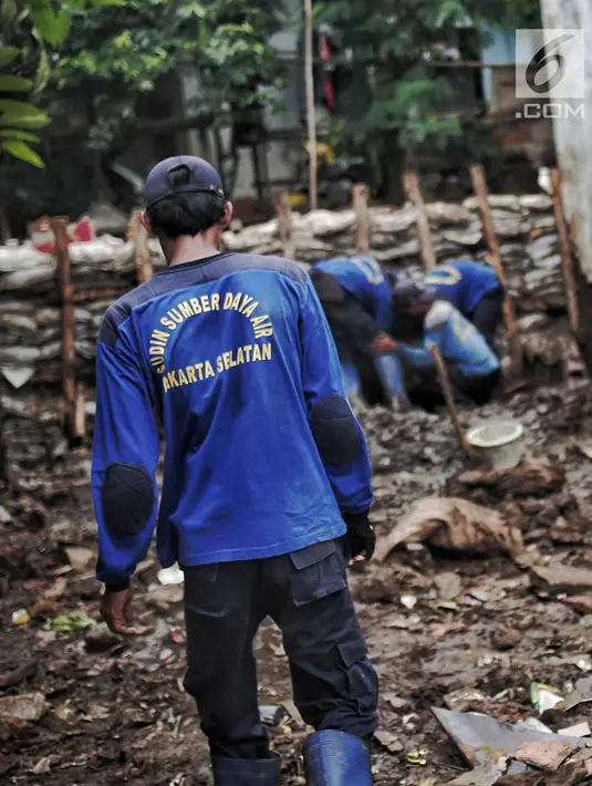 Petugas Suku Dinas SDA Jakarta Selatan membangun turap permanen di lokasi tanggul jebol di Kelurahan Jatipadang, Jakarta, Rabu (16/1). Kasudin SDA Jakarta Selatan Holi Susanto menargetkan pembangunan selesai dalam tiga minggu. (Liputan6.com/Faizal Fanani)