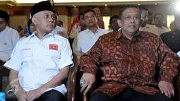 Ketua Umum Partai Priboemi, Muhardi (kiri) dan mantan Panglima TNI Jendral (Purn) Djoko Susanto (kanan) saat menghadiri deklarasi Partai Priboemi di Jakarta, Senin (17/8/2015). (Liputan6.com/Johan Tallo)