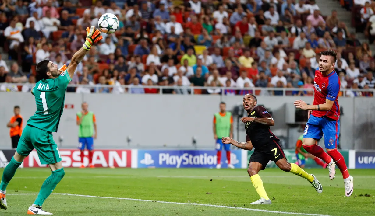 Kiper Steaua Bucharest, Florin Nita menghalau bola sepakan Raheem Sterling dalam play-off pertama Liga Champions melawan Manchester City di Arena Nationala, Selasa (16/8). Steaua Bucharest harus mengakui keunggulan Man City dengan skor 5-0. (REUTERS)