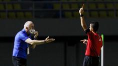 Pelatih PSIS Semarang, Dragan Djukanovic, mendapat kartu merah pada laga melawan Barito Putera di Piala Menpora 2021 di Stadion Manahan, Solo, Minggu (21/03/2021).(Bola.com/M Iqbal Ichsan)