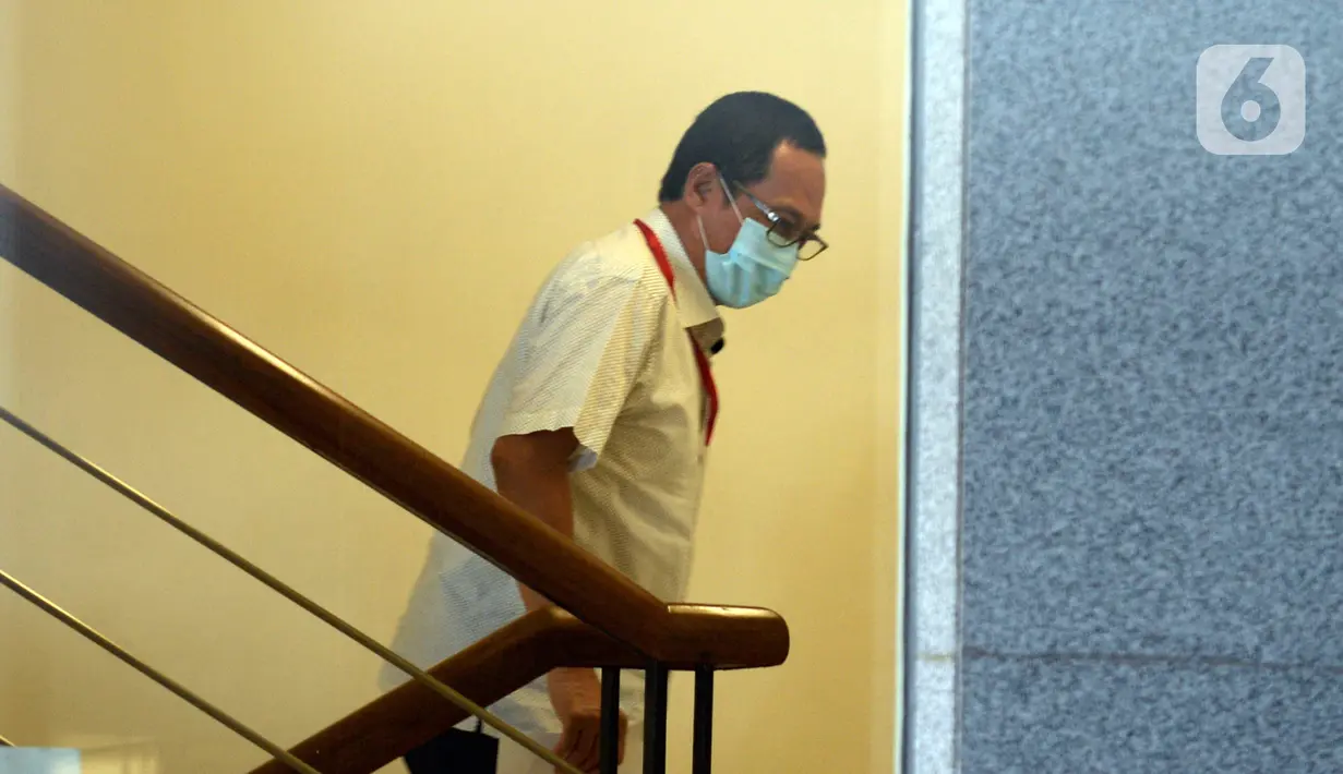 Manajer Penjualan Aircraft Service Wilayah Domestik PT Dirgantara Indonesia, Kemal Hidayanto menaiki anak tangga menuju ruang pemeriksaan di Gedung KPK, Jakarta, Rabu (17/06/2020). (merdeka.com/Dwi Narwoko)