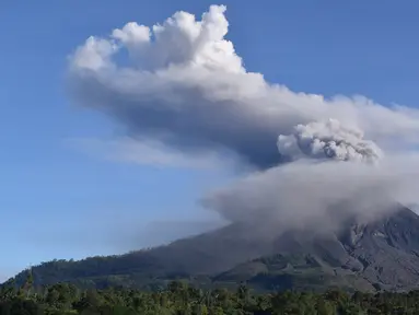Gunung Sinabung mengeluarkan erupsi asap tebal ke udara di Karo, Sumatera Utara, Minggu, (23/8/2020). Untuk kesekian kalinnya Gunung Sinabung kembali erupsi dengan menyemburkan abu vulkanis ke udara hingga radius 2 kilometer. (ANTO SEMBIRING / AFP)