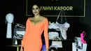 Janhvi Kapoor tersenyum saat difoto selama acara komersial di Mumbai pada 21 September 2022. Seksi dan anggun adalah dua kata yang tepat untuk menggambarkan penampilan gadis kelahiran tahun 1997 ini. (AFP/Sujit Jaiswal)