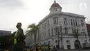Petugas Satpol PP berjalan di sekitaran Jalan Kali Besar Barat kawasan Kota Tua, Jakarta, Minggu (19/9/2021). Meski Jakarta masih dalam masa PPKM level 3, kawasan ini mulai ramai dikunjungi warga untuk berwisata atau sekedar berfoto. (Liputan6.com/Helmi Fithriansyah)