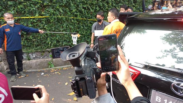 Dengan Tangan Diikat, Ferdy Sambo Cs Rekonstruksi Pembunuhan Brigadir J di Rumdin Duren Tiga, Pancoran, Jakarta Selatan.