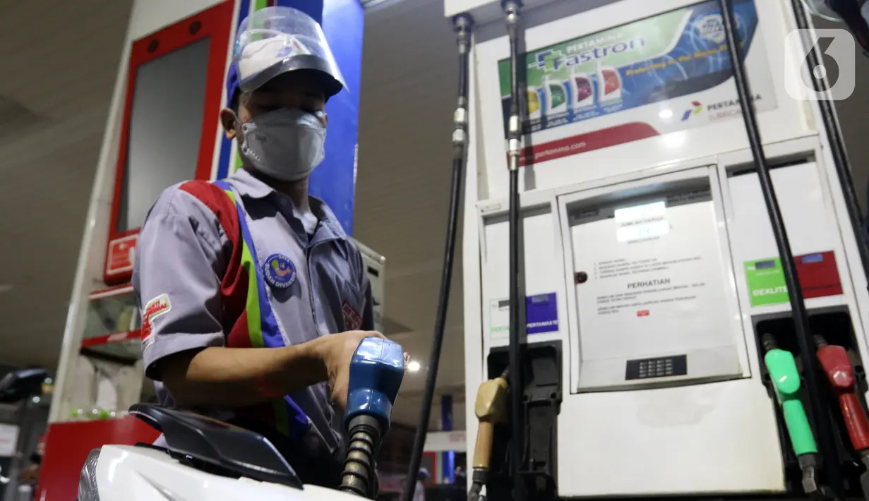 Petugas mengisi bahan bakar minyak (BBM) ke dalam kendaraan di sebuah SPBU di Jakarta, Kamis (31/3/2022). PT Pertamina (Persero) akan memberlakukan tarif baru BBM jenis Pertamax menjadi Rp 12.500 pada 1 April 2022. (Liputan6.com/Herman Zakharia)
