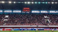 Suasana tribune timur Stadion Maguwoharjo, yang dipenuhi penonton saat duel antara PSS Sleman versus Persis Solo pada lanjutan BRI Liga 1 2023/2024, Jumat (7/7/2023). (Bola.com/Ana Dewi)