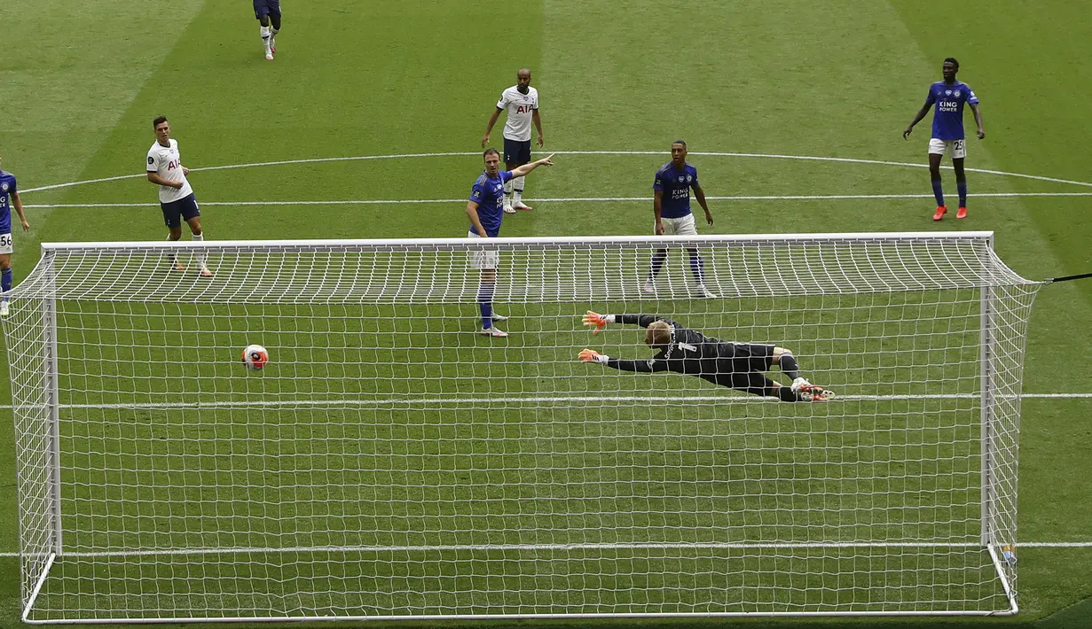 Kiper Leicester City Kasper Schmeichel gagal memblok tendangan pemain Tottenham Hotspur Harry Kane pada pertandingan Premier League di Stadion Tottenham Hotspur, London, Minggu (19/7/2020). Tottenham Hotspur mencukur Leicester City 3-0. (Richard Heathcote/Pool Photo via AP)