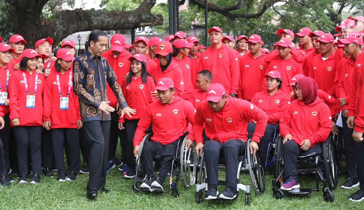 Presiden Joko Widodo berbincang dengan para atlet dan official Indonesia Asian Para Games 2018 di Halaman Istana Negara, Jakarta, Selasa (2/10). Para atlet di targetkan meraih 8 besar. (Liputan6.com/Angga Yuniar)