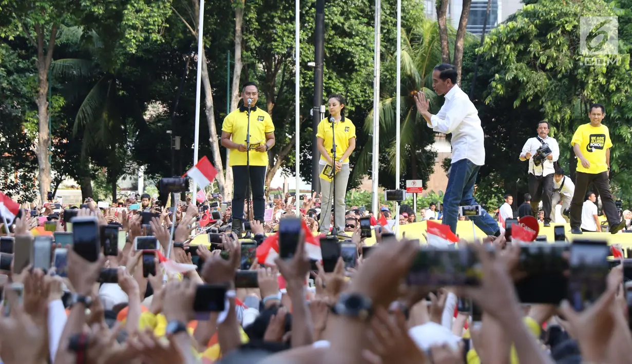 Capres nomor urut 01, Joko Widodo (tengah) menyapa pendukungnya saat menghadiri Deklarasi Alumni UI untuk Jokowi-Amin di Plaza Tenggara GBK Jakarta, Sabtu (12/1). Deklarasi dihadiri perwakilan berbagai kampus. (Liputan6.com/Helmi Fithriansyah)