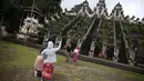 Wisatawan berfoto di sekitar Pelataran Agung Pura Lempuyang, Karangasem, Bali, Kamis (7/12). Erupsi Gunung Agung menyebabkan sejumlah destinasi wisata di kawasan Bali Timur mengalami penurunan jumlah wisatawan. (Liputan6.com/Immanuel Antonius)