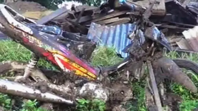 Korban Mengais Barang-barang Sisa Longsor Agam