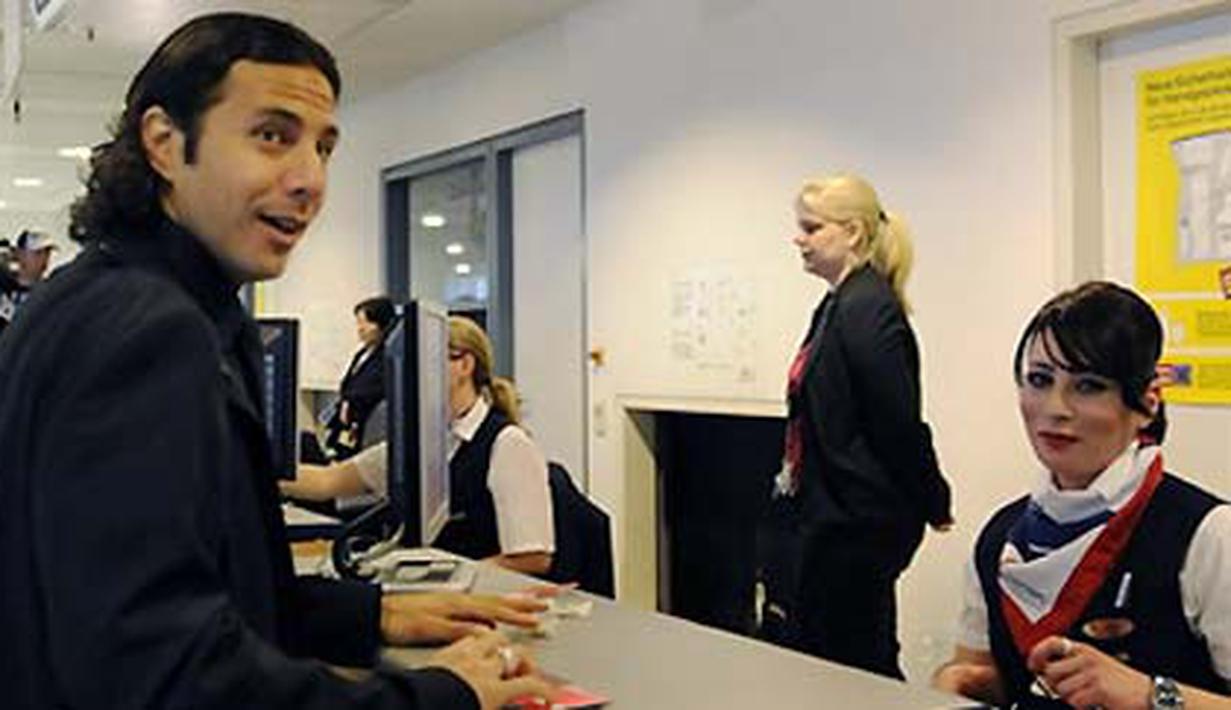 Striker Werder Bremen, Claudio Pizarro terlihat di bandara Bremen pada 19 Mei 2009 menuju Istanbul, Turki, dalam final Piala UEFA kontra Shakhtar Donetsk pada 20 Mei. AFP PHOTO/DAVID HECKER