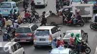 Suasana arus lalu lintas di sebuah persimpangan jalan Kramat Raya, Jakarta (22/6/2016). Pemprov DKI Jakarta harus membuat kebijakan atau terobosan radikal untuk segera mengatasi kemacetan di Jakarta. (Liputan6.com/Helmi Fithriansyah)