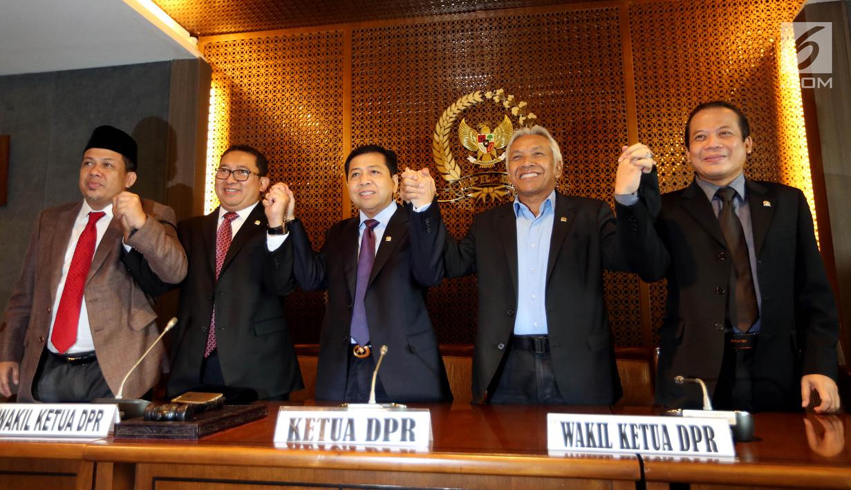 Ketua DPR Setya Novanto dan pimpinan DPR lainnya usai konferensi pers di Gedung DPR, Jakarta, Selasa (18/7). Novanto mengaku sudah mengirimkan surat kepada KPK yang isinya permintaan surat resmi soal penetapan tersangka dirinya. (Liputan6.com/Johan Tallo)