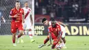 Penyerang Persija, Allano Brendon de Souza Lima (kedua kanan) terjatuh saat berebut bola dengan pemain Persis Solo pada pertandingan pekan ke-30 BRI Super League 2025/2026 di Stadion Utama Gelora Bung Karno (SUGBK), Jakarta, Senin 27 April 2026 malam WIB. (Bola.com/Abdul Aziz)