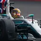 Pembalap asal Inggris dari tim Marcedes, Lewis Hamilton membawa bendera negaranya merayakan kemenangannya meraih juara dunia F1 untuk yang ke empat kalinya di Autodromo Hermanos Rodrigue, Meksiko (29/10). (AP Photo / Eduardo Verdugo)