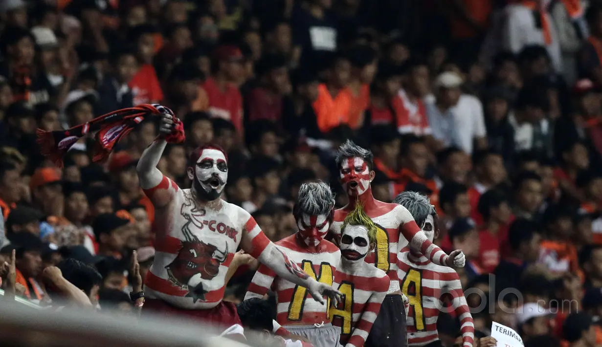 Suporter Madura United atau biasa disebut K-Conk mania setia mendukung timnya melawan Persija Jakarta pada lanjutan Liga 1 2017 di Stadion Patriot, Bekasi, Kamis (4/5/2017). Persija kalah dari Madura 0-1. (Bola.com/Nicklas Hanoatubun)