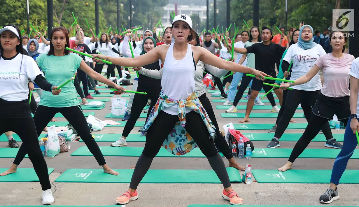 Peserta mengikuti kegiatan dalam acara Andalan Freshtival Special Kartini Day di GBK Plaza Selatan Senayan, Jakarta, Minggu (21/4). Acara yang diikuti oleh ratusan perempuan tersebut diadakan dalam rangka memeringati Hari Kartini. (Liputan6.com/Immanuel Antonius)