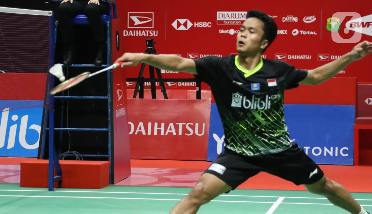 Pebulutangkis Indonesia, Anthony Sinisuka Ginting saat melawan Anders Antonsen (Denmark) pada final tunggal putra Indonesia Masters 2020 di Istora GBK, Jakarta, MInggu (19/1/2020). Anthony Sinisuka Ginting unggul 17-21 21-15 21-9. (Liputan6.com/Helmi Fithriansyah)