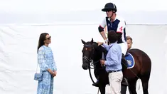 Putri Wales dari Inggris, Kate Middleton berbincang dengan suaminya Pangeran Inggris William sebelum bermain Polo dalam pertandingan The Royal Charity Polo Cup 2023 di Guards Polo Club di Windsor, barat London pada 6 Juli 2023. (AFP/Henry Nicholls)