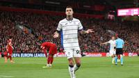 Penyerang Atalanta, Gianluca Scamacca, berselebrasi setelah menjebol gawang Liverpool untuk kali kedua dalam kemenangan 3-0 yang diraih timnya di Anfield pada leg pertama perempat final Liga Europa, Jumat (12/4/2024) dini hari WIB. (Darren Staples / AFP)