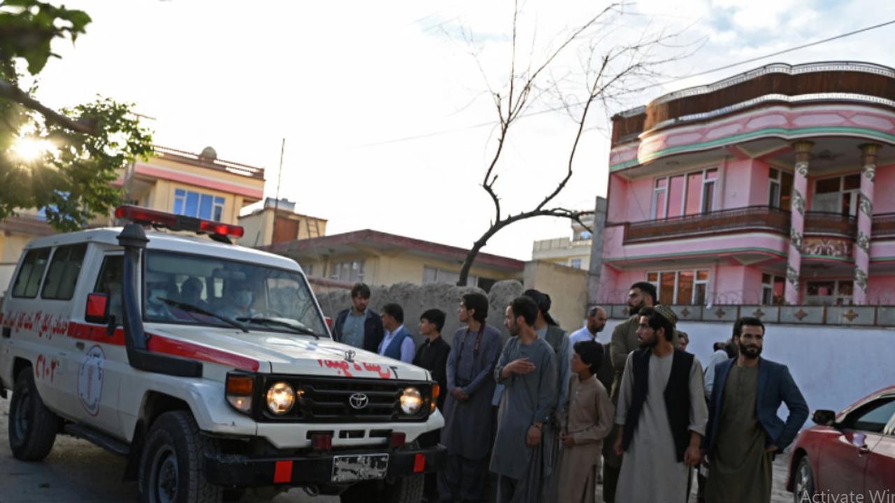 Sebuah ambulans mengangkut korban luka-luka pasca ledakan di sebuah masjid di Kabul, Afghanistan Jumat (29/4).