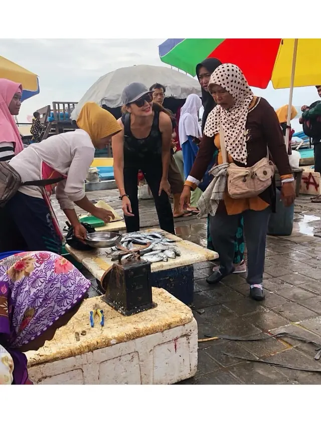 6 Potret Kesederhanaan Tamara Bleszynski, Hobi Makan di Warung
