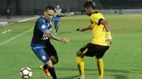 Juan Pablo Pino melewati Valentino Telaubun pada laga Barito Putera vs Arema di Stadion 17 Mei, Banjarmasin, Kamis (23/8/2017). (Bola.com/Iwan Setiawan)