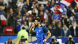 Striker Prancis, Olivier Giroud, melakukan selebrasi usai mencetak gol ke gawang Wales pada laga persahabatan di Stadion Stade de France, Sabtu (11/11/2017). Prancis menang 2-0 atas Wales. (AP/Francois Mori)