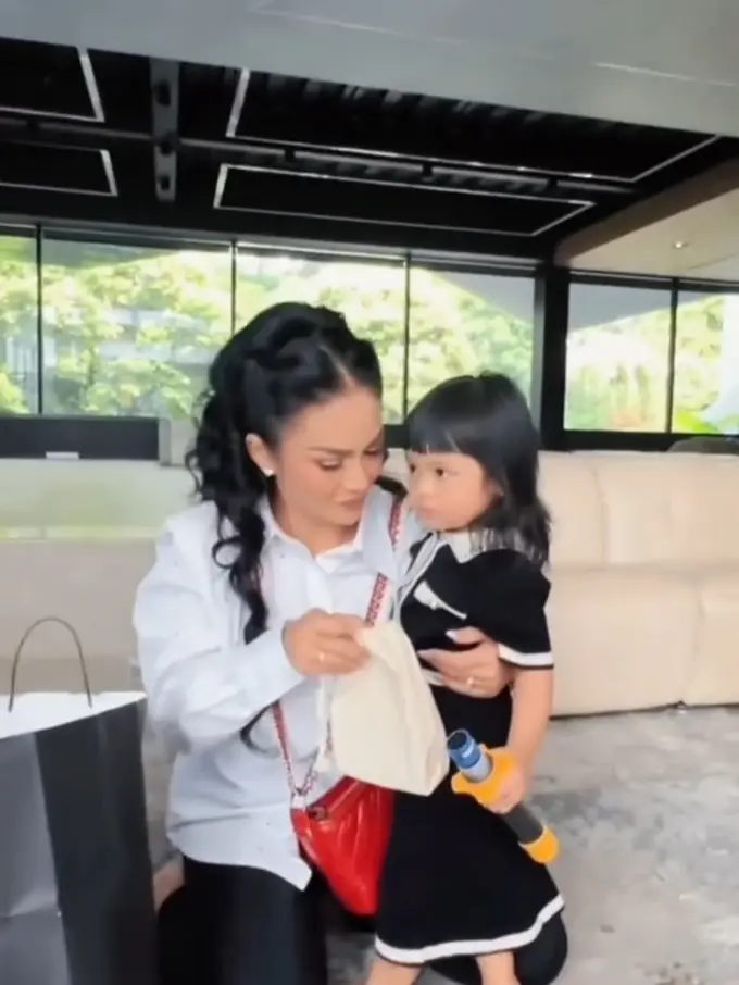 Bikin Gemas Seisi Rumah, Ini Potret Bawelnya Ameena Usai Diberi Hadiah Tas oleh Gemmi Krisdayanti