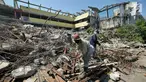 Pekerja membongkar Rumah Susun Karang Anyar, Jakarta Pusat, Selasa (11/9). Rumah Susun yang berdiri sejak 1987 rencananya akan direvitalisasi menjadi dua tower dengan ketinggian 16 lantai, dan ditargetkan selesai 2020. (Liputan6.com/Herman Zakharia)