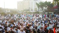 Warga berkumpul untuk melaksanakan salat Id di kawasan persimpangan Pasar Senen, Jakarta, Rabu (5/6/2019). Hari Raya Idul Fitri 1440 H dirayakan berbagai umat Muslim di seluruh Indonesia dan dunia. (Liputan6.com/Immanuel Antonius)