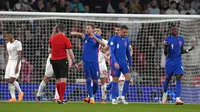 Pemain Inggris Harry Kane memohon kepada wasit Andreas Ekberg saat melawan Swiss pada pertandingan uji coba di Stadion Wembley, London, Inggris, 26 Maret 2022. Inggris menang 2-1. (AP Photo/Alastair Grant)