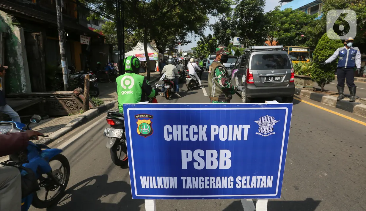 Petugas mengatur lalu lintas pada hari pertama PSBB di jalur check point Jalan Ir. H Juanda, Ciputat, Tangerang Selatan, Sabtu (18/4/2020). Status PSBB bertujuan untuk mengurangi jumlah penyebaran Covid-19 di wilayah Tangerang. (Liputan6.com/Fery Pradolo)